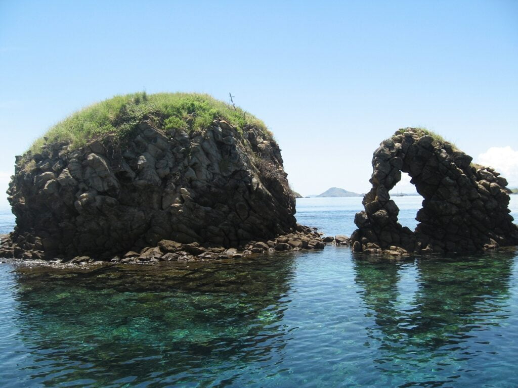 batu bolong dive sites komodo