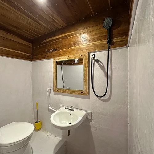 MAIN_cabin_shenron_liveaboard_diving_indonesia_bathroom