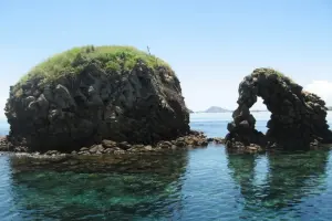 Sitio de buceo Batu Bolong Komodo con bancos de peces