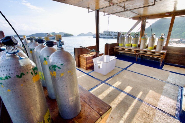 Shenron liveaboard : dive deck et zone d’équipement à l’arrière