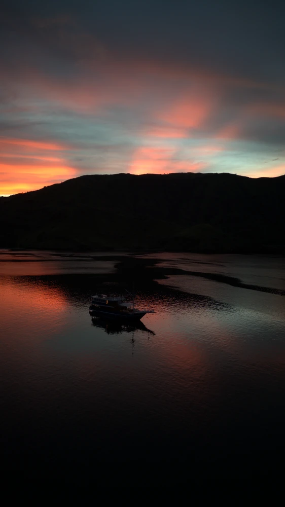 liveaboard diving sunset pink beach Shenron liveaboard