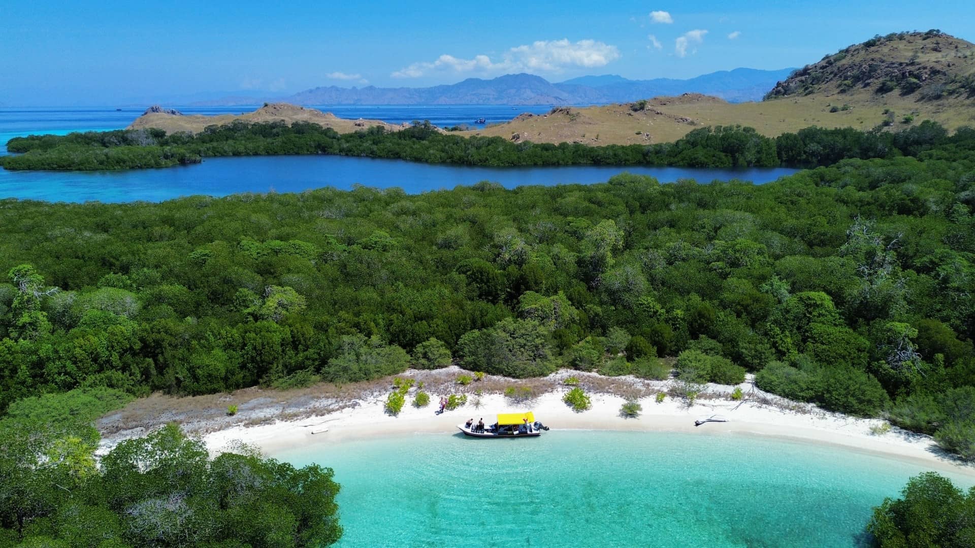 Lancha rápida Spyro fondeada en una idílica playa de arena blanca en el Parque Nacional de Komodo