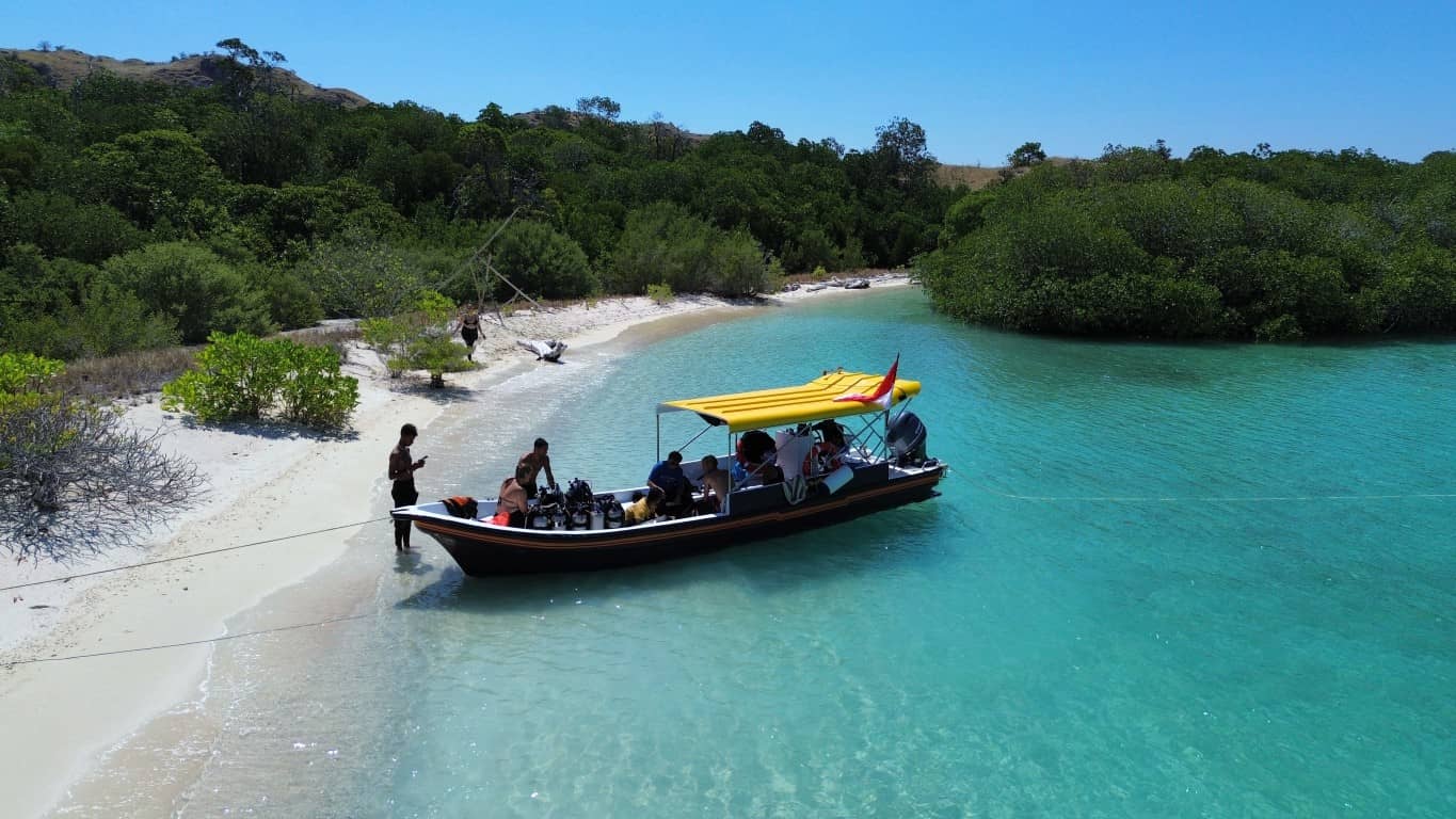 Spyro speedboat anchored by a quiet Komodo beach for the lunch stop