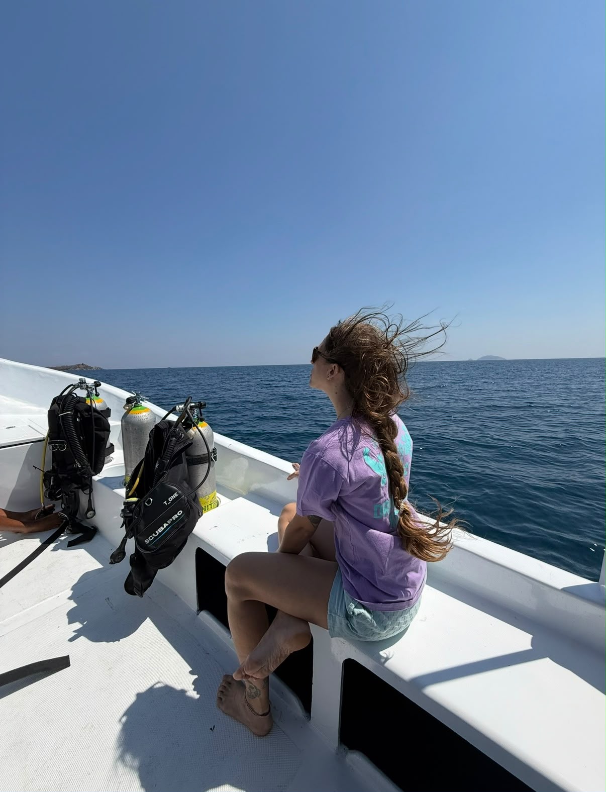 Buceadora con su botella a bordo de Spyro durante un chárter privado en Komodo